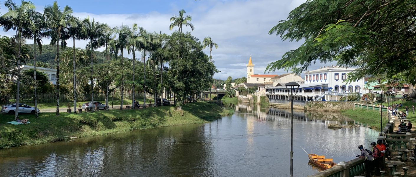 barco pelo rio Nhundiaquara em Morretes