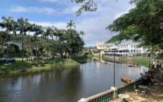 barco pelo rio Nhundiaquara em Morretes