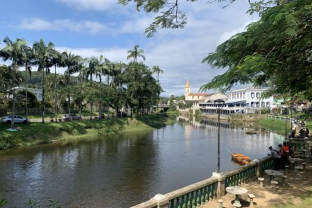 barco pelo rio Nhundiaquara em Morretes